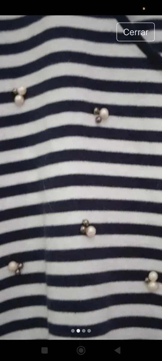 Maglietta a righe nere e bianche con dettagli