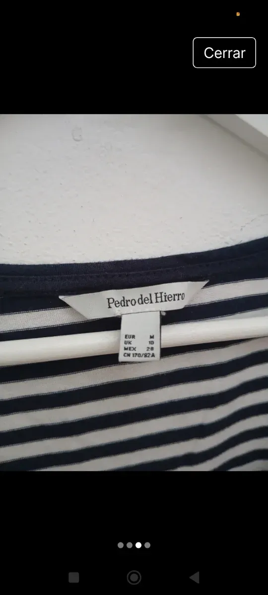 Maglietta a righe nere e bianche con dettagli