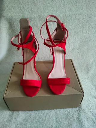 FASHIONNOVA - Zapatos rojos de tacón