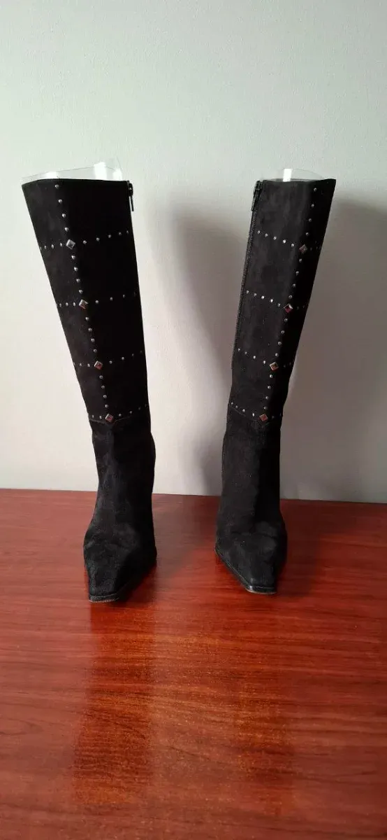 Botas altas de mujer negras con tachuelas