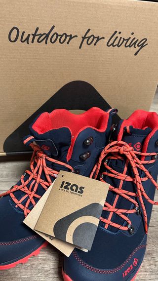 Botas de montaña IZAS caña alta azul y rojo