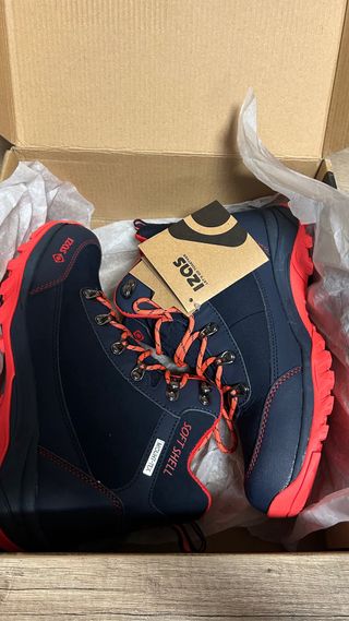 Botas de montaña IZAS caña alta azul y rojo