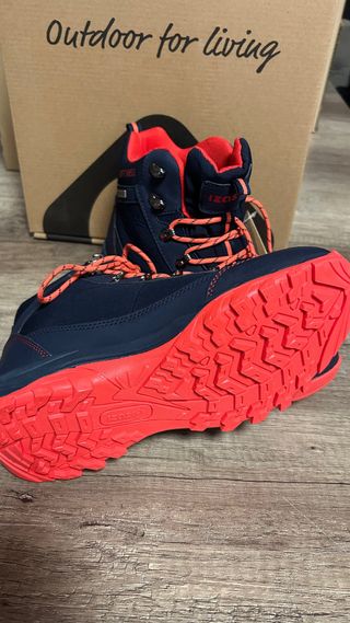 Botas de montaña IZAS caña alta azul y rojo