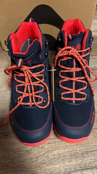 Botas de montaña IZAS caña alta azul y rojo