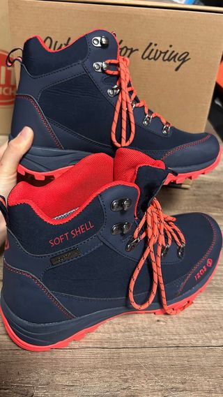 Botas de montaña IZAS caña alta azul y rojo