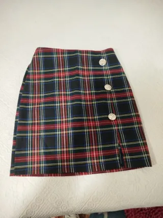Falda de cuadros escoceses con botones