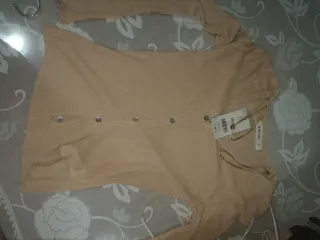 Lote de ropa de marcas de invierno.. 2500 prendas