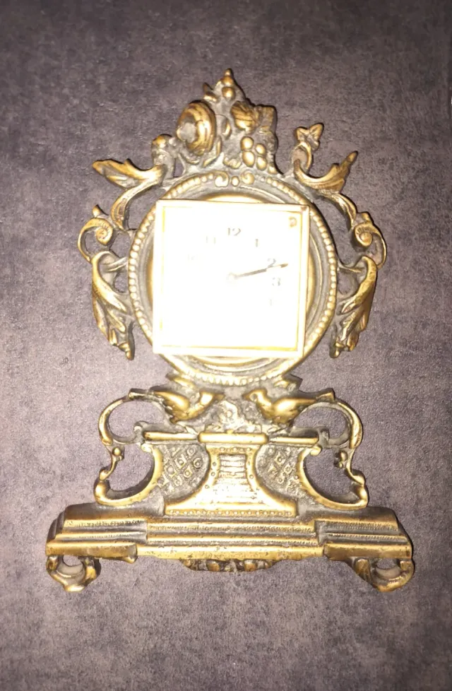 Reloj antiguo de bronce.