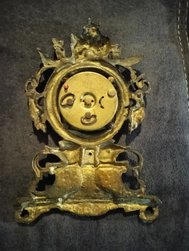 Reloj antiguo de bronce.