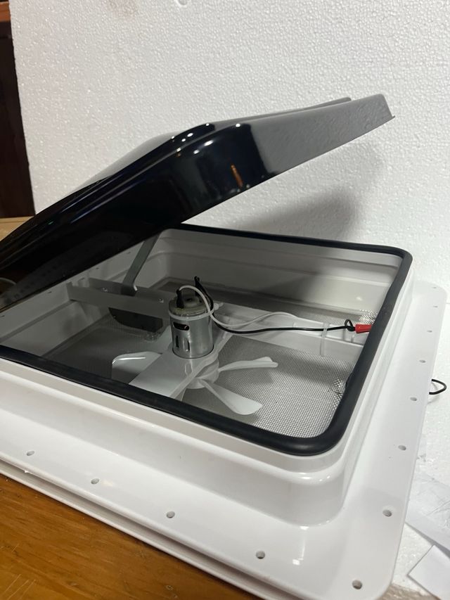 Escotilla ventilación techo 42x42cm caravana