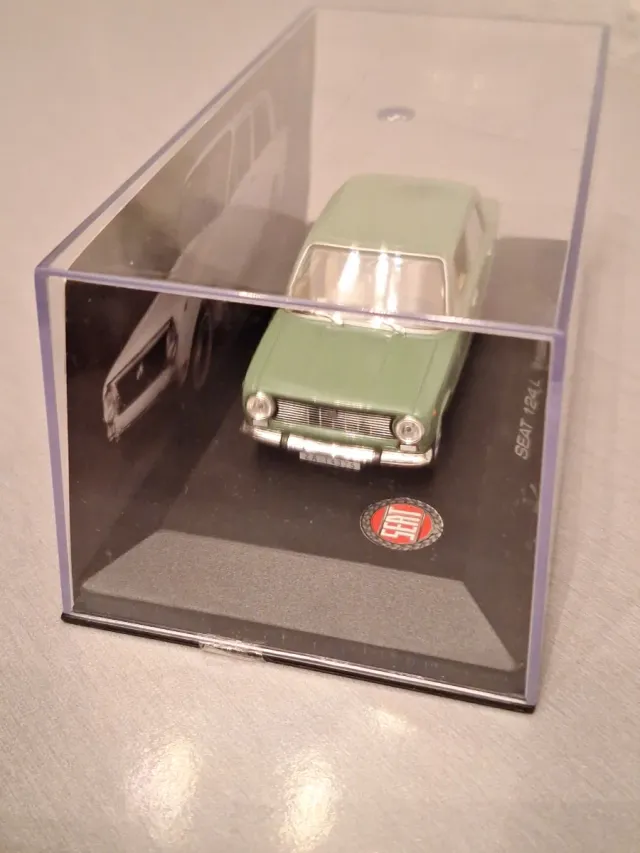 Coche decorativo seat 124 L