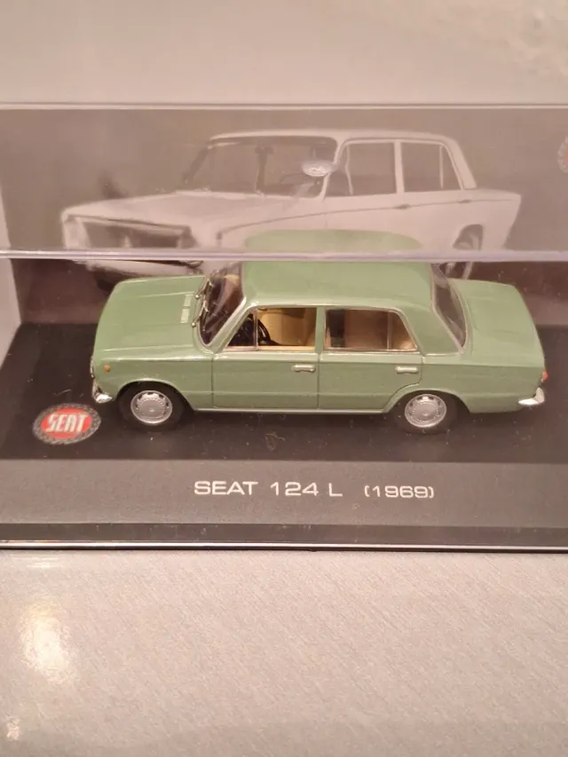 Coche decorativo seat 124 L