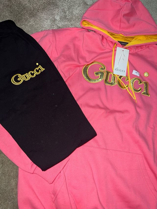 Set Felpa Rosa e Pantaloni Neri