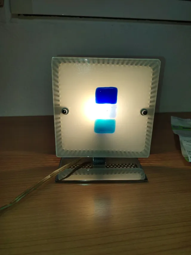 Lámpara de mesa azul y transparente