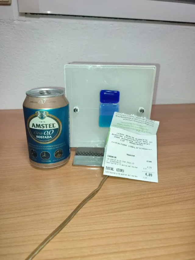 Lámpara de mesa azul y transparente