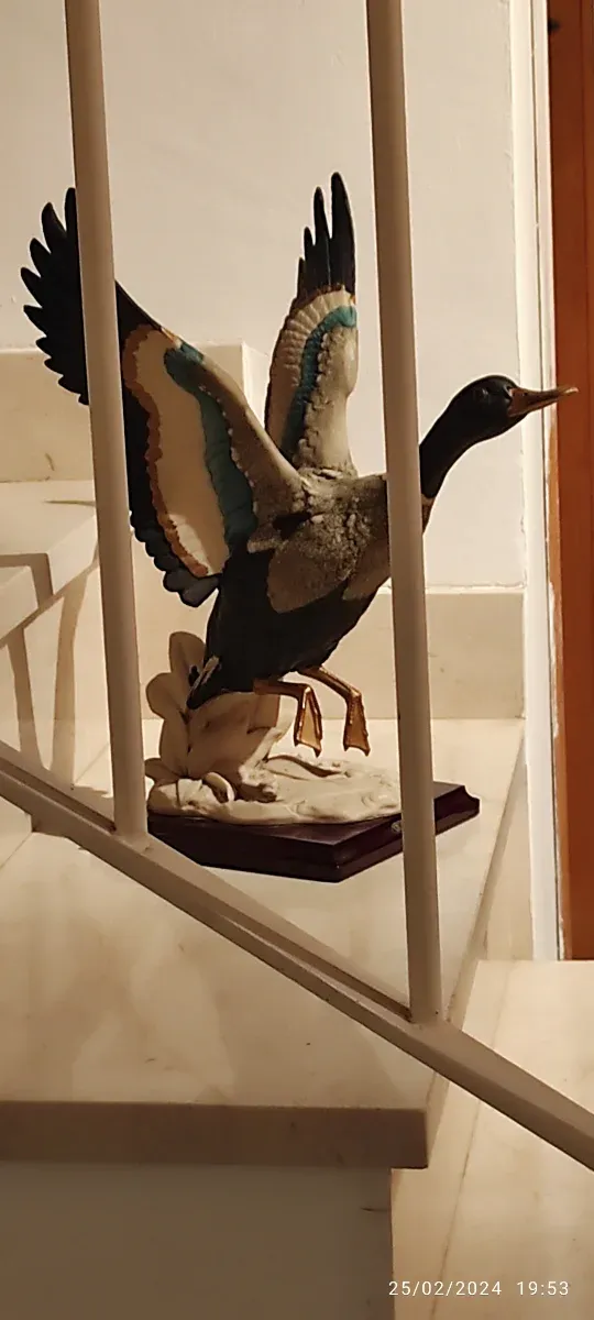 Grande figura in porcellana Capodimonte firmata