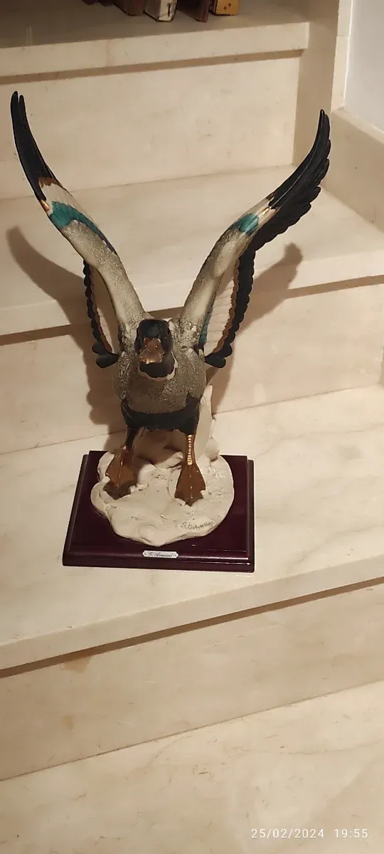 Grande figura in porcellana Capodimonte firmata