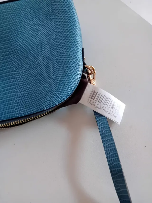 Bolsa de ombro azul com textura