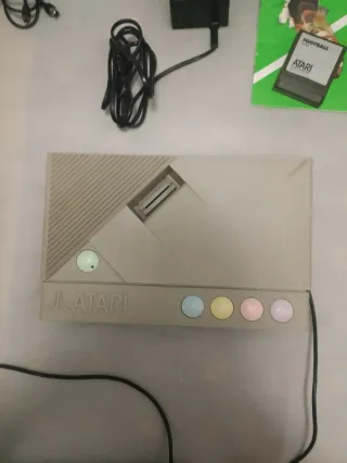 Videoconsola Atari XEGS con mando y juego