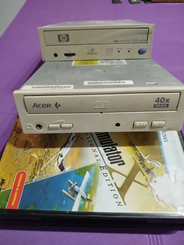 1 Grabadora/lectora CD HP,1 lector Acer.