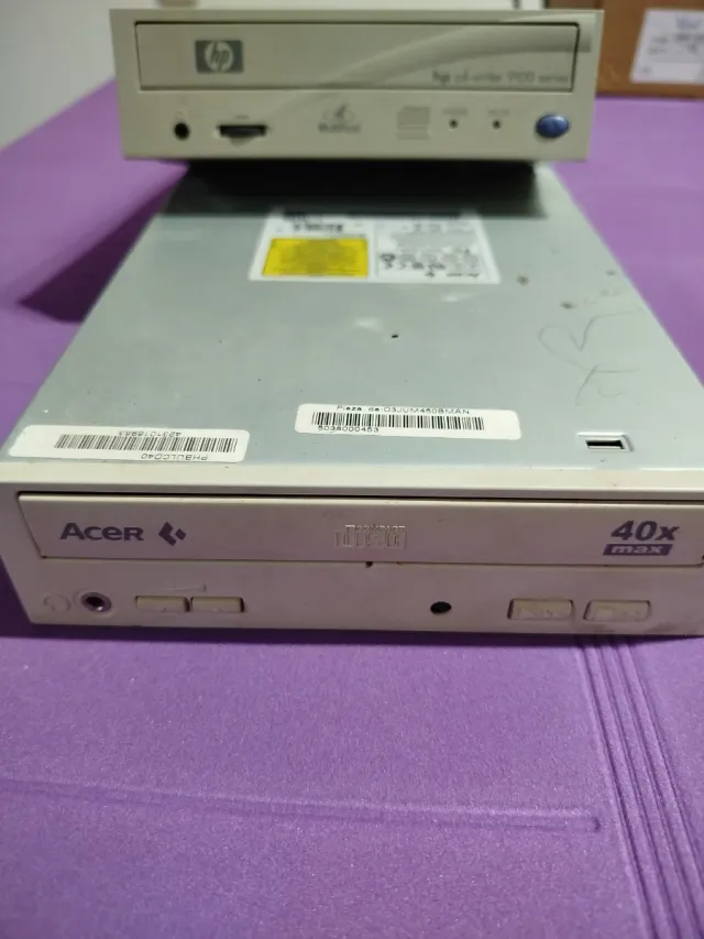 1 Grabadora/lectora CD HP,1 lector Acer.