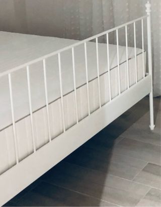 Cama completa estructura metal en color blanco.