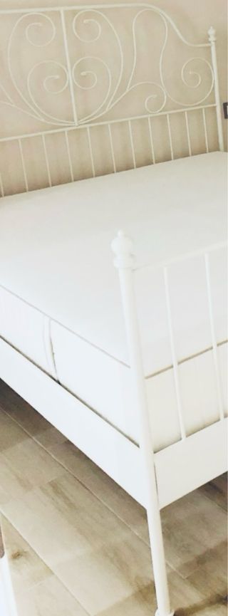 Cama completa estructura metal en color blanco.