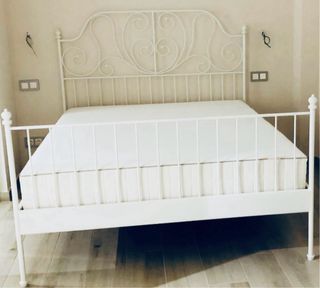Cama completa estructura metal en color blanco.