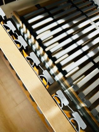 Cama completa estructura metal en color blanco.