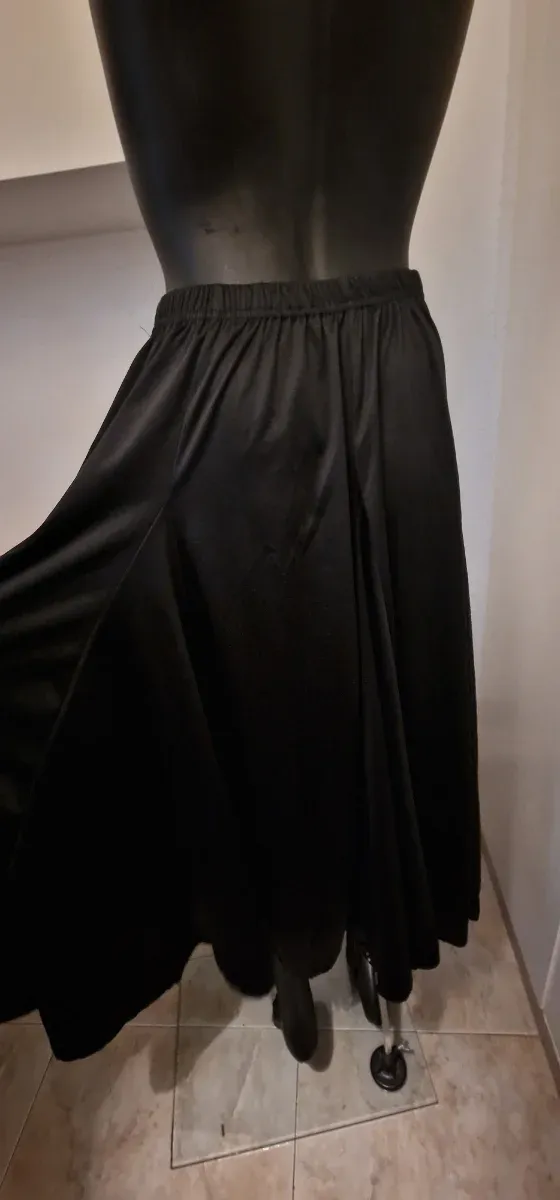Falda larga negra