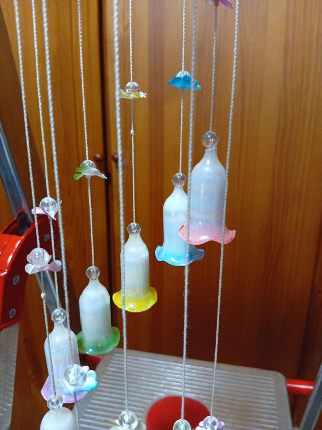 Móvil campanitas cristal y plástico