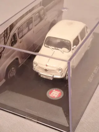 Coche decorativo Seat 800 (1964)