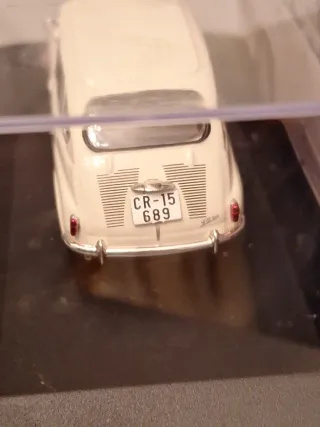 Coche decorativo Seat 800 (1964)