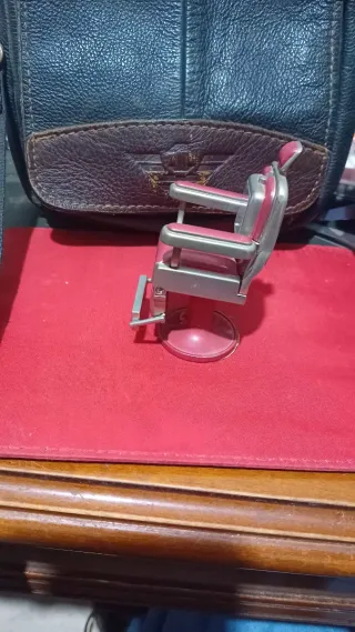 Figura de metal en forma sillon de peluquero 