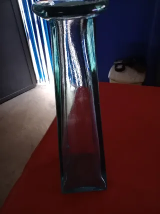 Florero de cristal azul