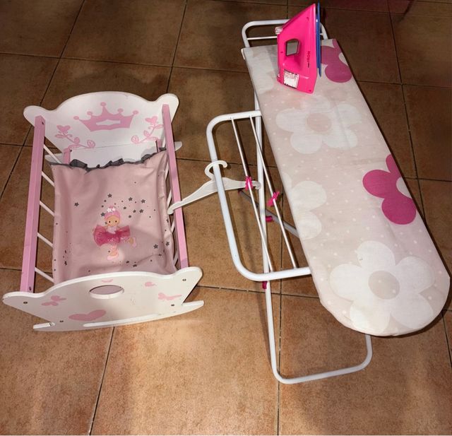 Cuna y tabla de planchar de juguete