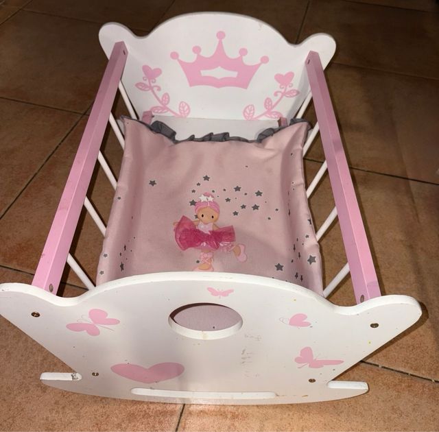 Cuna y tabla de planchar de juguete