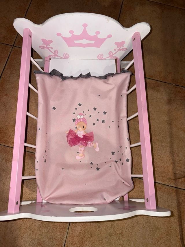 Cuna y tabla de planchar de juguete