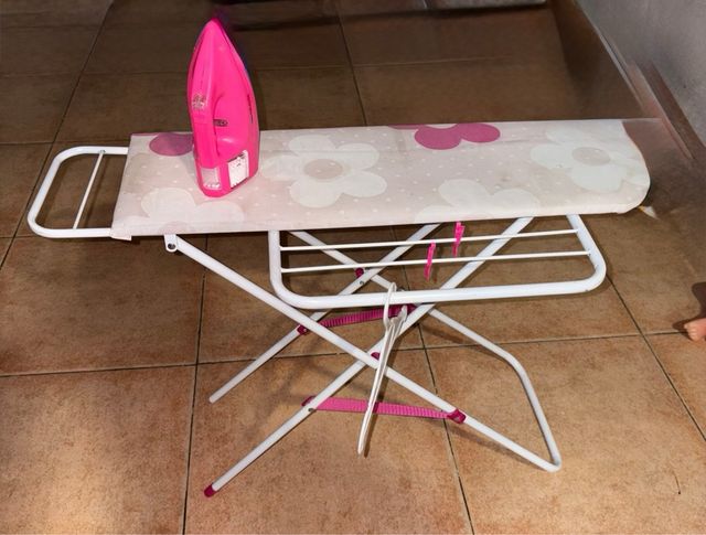 Cuna y tabla de planchar de juguete