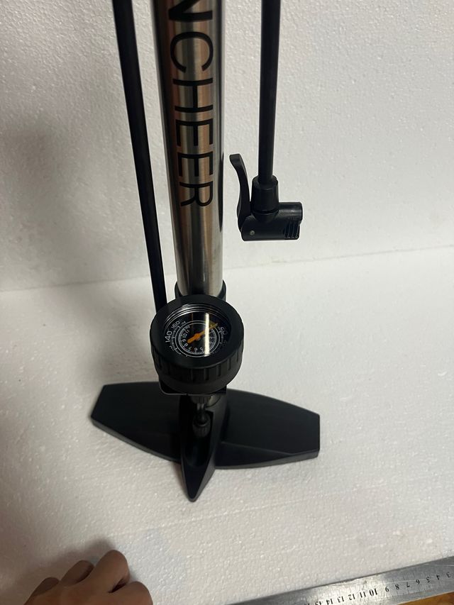 Bomba de aire portátil con manómetro