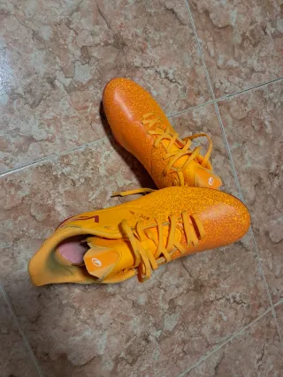 Botas de fútbol naranjas talla 41