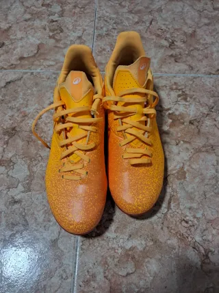 Botas de fútbol naranjas talla 41