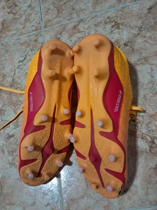 Botas de fútbol naranjas talla 41