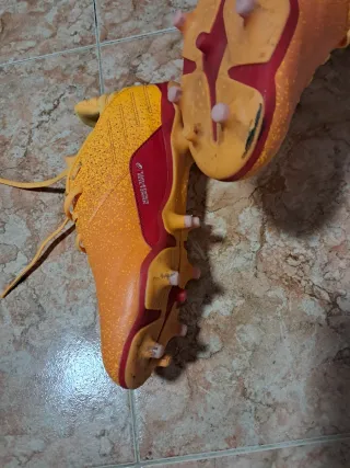 Botas de fútbol naranjas talla 41