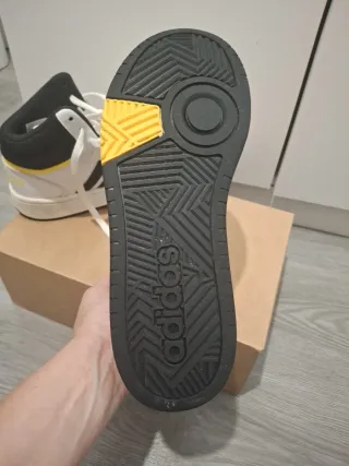 Zapatillas Adidas Hi-Top Blancas y Negras