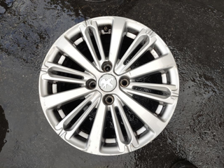 Llanta de 16 pulgadas Peugeot 208 del 2016,