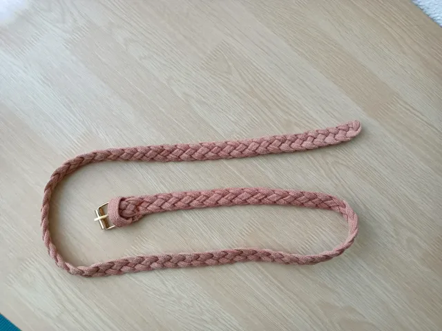 Cinturón trenzado color arena, con hebilla dorada