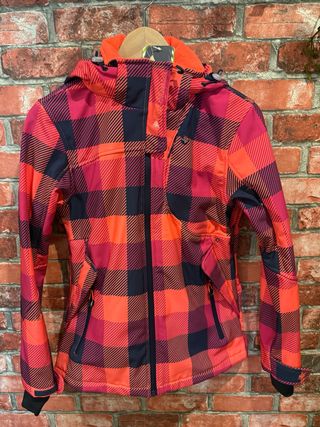 Cazadora cortavientos a cuadros nueva, costo 110 e