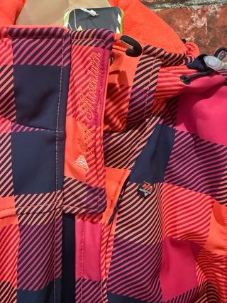 Cazadora cortavientos a cuadros nueva, costo 110 e