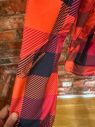 Cazadora cortavientos a cuadros nueva, costo 110 e